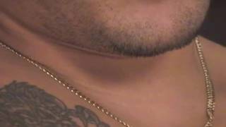 Joe Strong é um cara forte que se masturba