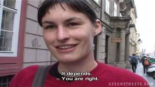 Uma jovem desconhecida é levada ao banheiro Uma jovem desconhecida é levada ao banheiro