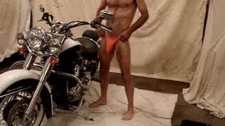 Este papai exibe sua moto e seu pau