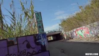 Por apenas alguns dólares, ele pode chupar seu pau ao ar livre.