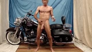 Este velho está se masturbando em sua moto