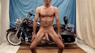 Homem maduro se divertindo em sua moto de luxo