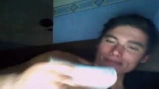 Esse homem moreno desfruta na webcam Esse homem moreno desfruta na webcam