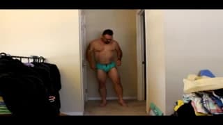 Este homem peludo experimenta roupa interior