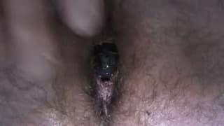 Ele encontra uma maneira de penetrar sua bunda Ele encontra uma maneira de penetrar sua bunda