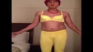 Ele fica excitado vestindo roupas femininas