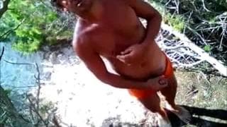 Uma câmera na árvore grava ele se masturbando Uma câmera na árvore grava ele se masturbando