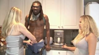 Louras bonitas fodem um homem negro pauzudo e empolgado Louras bonitas fodem um homem negro pauzudo e empolgado