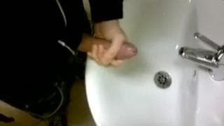 Um jovem emo batendo punheta no banheiro