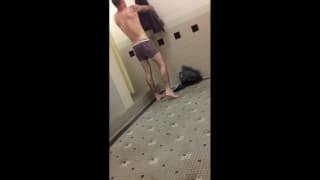Espiando um banho masculino com sua câmera Espiando um banho masculino com sua câmera
