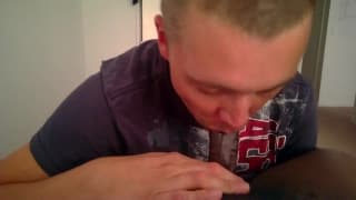 Assim ele passa a tarde chupando um pau Assim ele passa a tarde chupando um pau