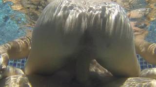 A estrela pornô Natalie Heart faz sexo na jacuzzi