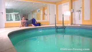 Pênis maduro para essa morena gostosa