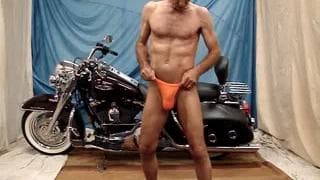 Este velho faz uma dança sexy para todos