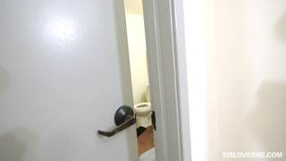 A cunhada gosta de brincar com seu pênis enquanto a filma em POV A cunhada gosta de brincar com seu pênis enquanto a filma em POV