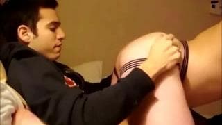 Coloca a bunda na cara dele para lhe excitar