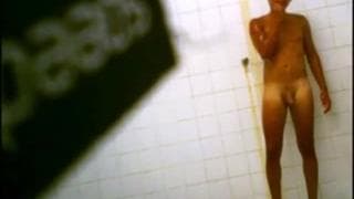 Eles espionam esse jovem com um pau.