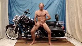 Este velho usa uma calcinha fio dental e dança