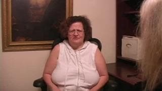 Mulher mais velha muito malcriada faz sexo