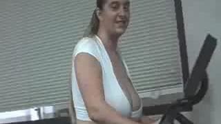Mulher de seios grandes numa cena amadora Mulher de seios grandes numa cena amadora