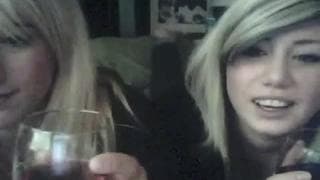 Um casal lesbico beijando com caricias