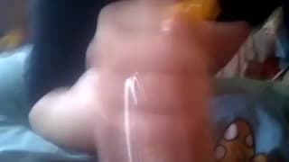 Ela faz uma bela punheta com camisinha Ela faz uma bela punheta com camisinha