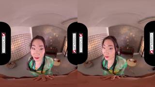 Japonesa safada chupando e fodendo na realidade virtual!