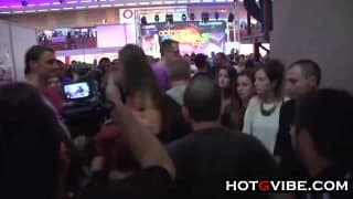 Emilio transa com ela em uma exibição sexual