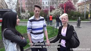 Eles conseguem convence-la a transar.