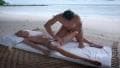 Massagem tântrica numa praia paradisíaca com loira fantástica