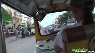 Mulher japonesa é espancada por dois homens fortes Mulher japonesa é espancada por dois homens fortes