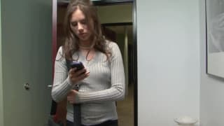 Lésbicas se tocando na escrivaninha para obter o máximo de excitação Lésbicas se tocando na escrivaninha para obter o máximo de excitação