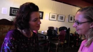 Orgasmo lésbico usando um brinquedo sexual perfeito