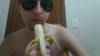 O cara enfia uma banana na bunda com prazer