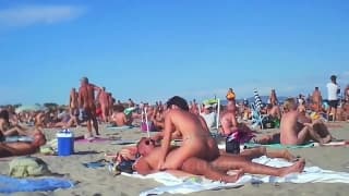 Nessa praia de nudismo, todos estão transando! Nessa praia de nudismo, todos estão transando!