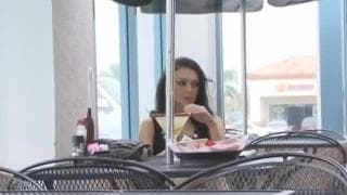 Conheceu na lanchonete e levou para cama