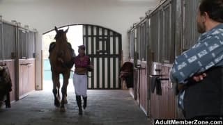 Essa linda mulata sabe andar muito bem