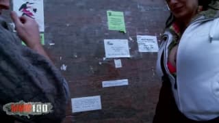 A gostosa vadia emo é fodida com força e nós adoramos vê-la assim