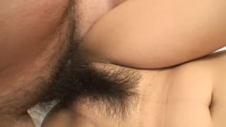 Uma putaria bem gostosa para essa xereca cabeludinha