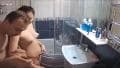 O jovem casal é filmado enquanto tomam banho