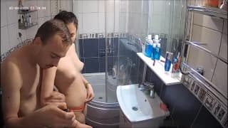 O jovem casal é filmado enquanto tomam banho O jovem casal é filmado enquanto tomam banho