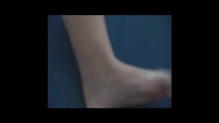 Ele adora que ela lhe masturbe com seus pés Ele adora que ela lhe masturbe com seus pés