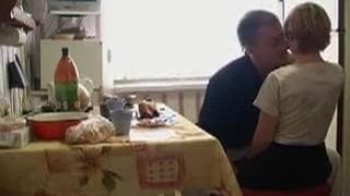 Em casa se entrea com prazer ao seu macho