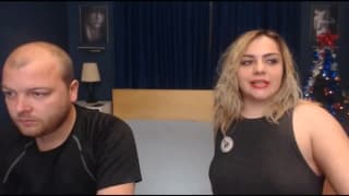 Um cara maduro consegue que sua esposa safada transa com ele ao vivo