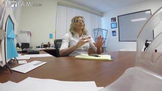 Esta secretária decidiu abrir a buceta de seu chefe! Esta secretária decidiu abrir a buceta de seu chefe!