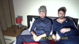 Drew Dixon sabe gozar em casa de seu amigo