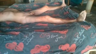 Joven mamando e disfrutando com prazer Joven mamando e disfrutando com prazer