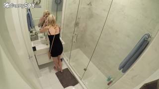 Anastasia é castigada pelo padrasto com galo na buceta Anastasia é castigada pelo padrasto com galo na buceta