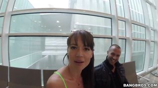 Morena peituda chupa pau em um estacionamento com seu garanhão