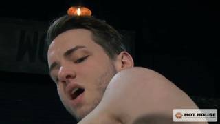 Jimmy Durano e Angel Rock numa foda cheia de tesão no capô do carro! Jimmy Durano e Angel Rock numa foda cheia de tesão no capô do carro!